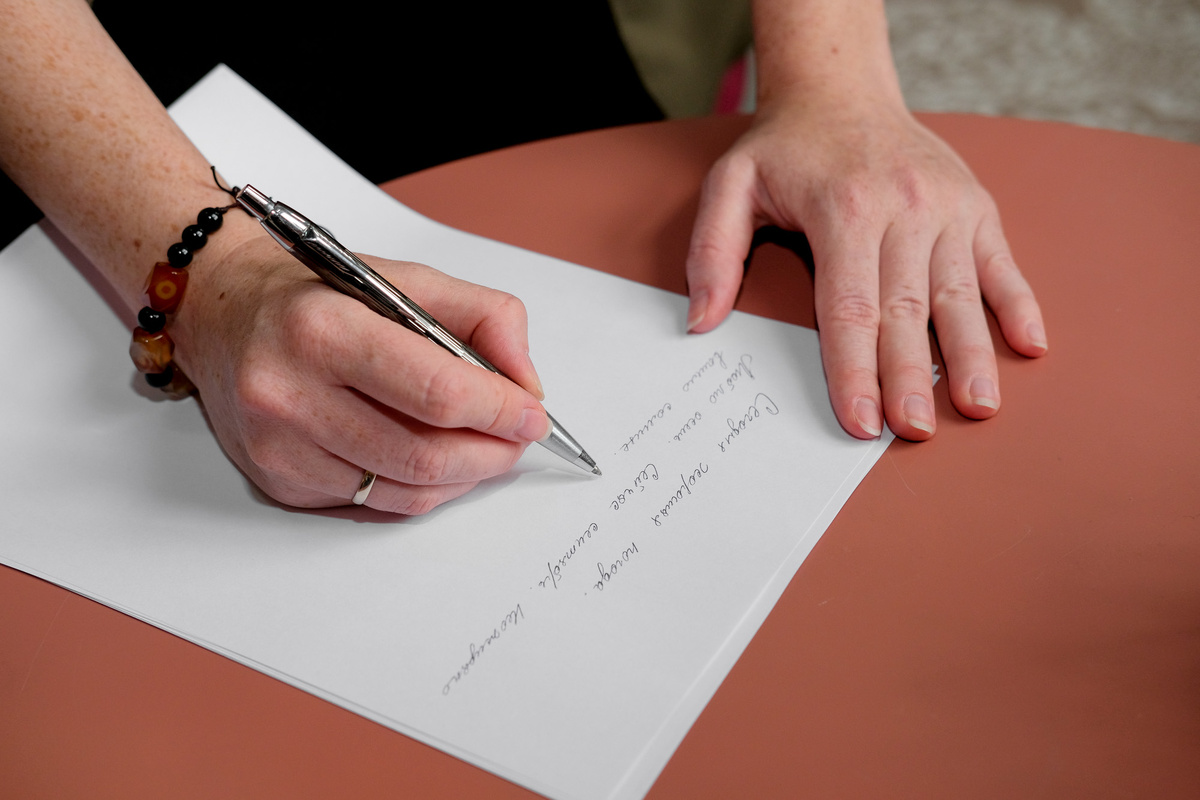 Фото моих рук для сайта графолога. ))