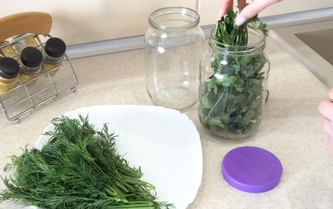 Загружаем зелень в банки.