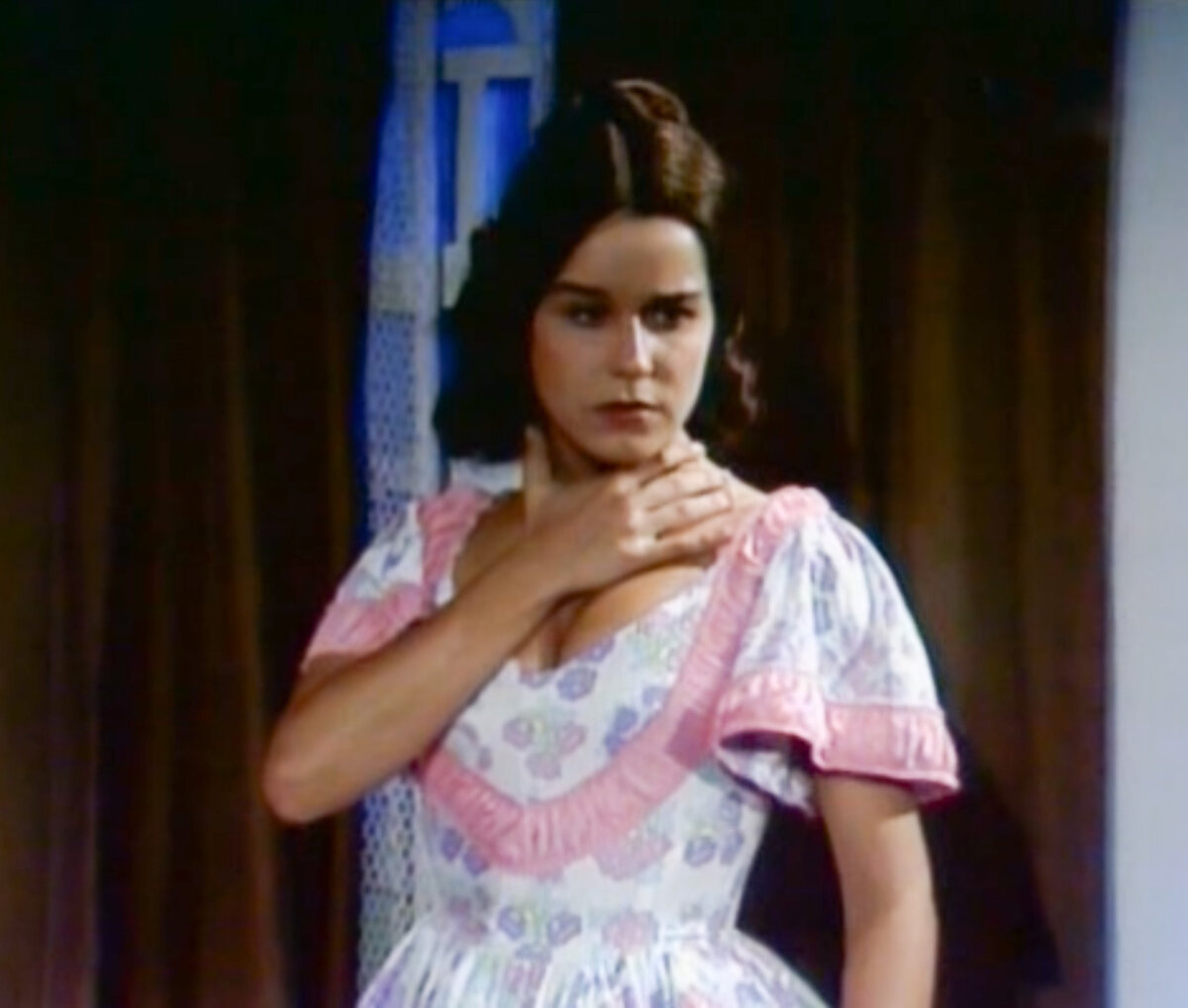 кадр из бразильского сериала «Рабыня Изаура». Актриса Луселия Сантуш