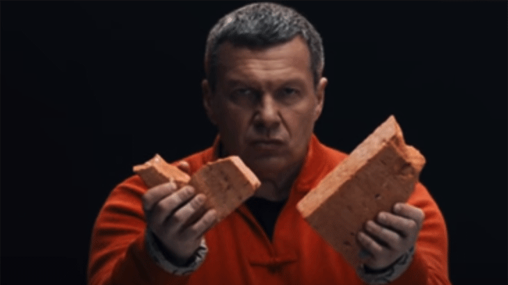 Мужик Соловьев ломает кирпичи и своих врагов. Скрин с https://www.youtube.com/watch?v=P1cJtQmfia8