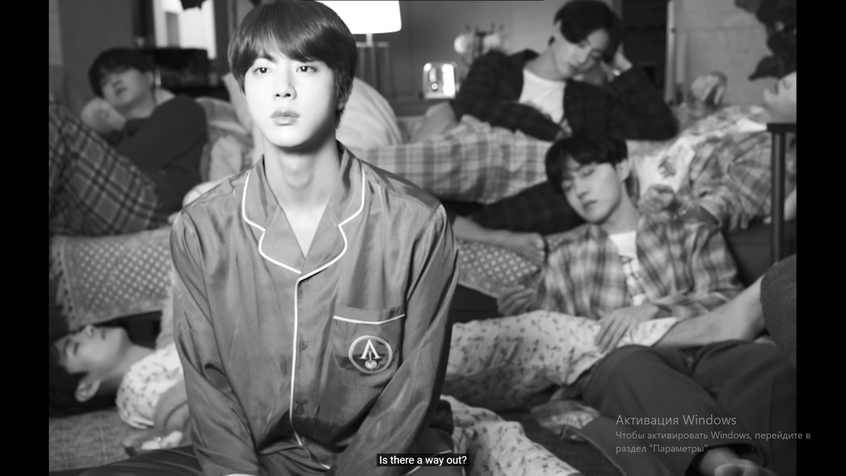 Опять словно намек- Джин один не спит...на боевом посту??? ну,почему он так прекрасен??