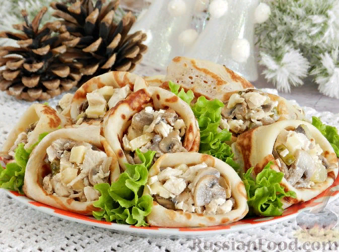 Приготовьте салат с курицей, шампиньонами, сыром и солёными огурцами. И подайте его в тонких блинчиках. Такая оригинальная подача салата не останется без внимания на праздничном столе.