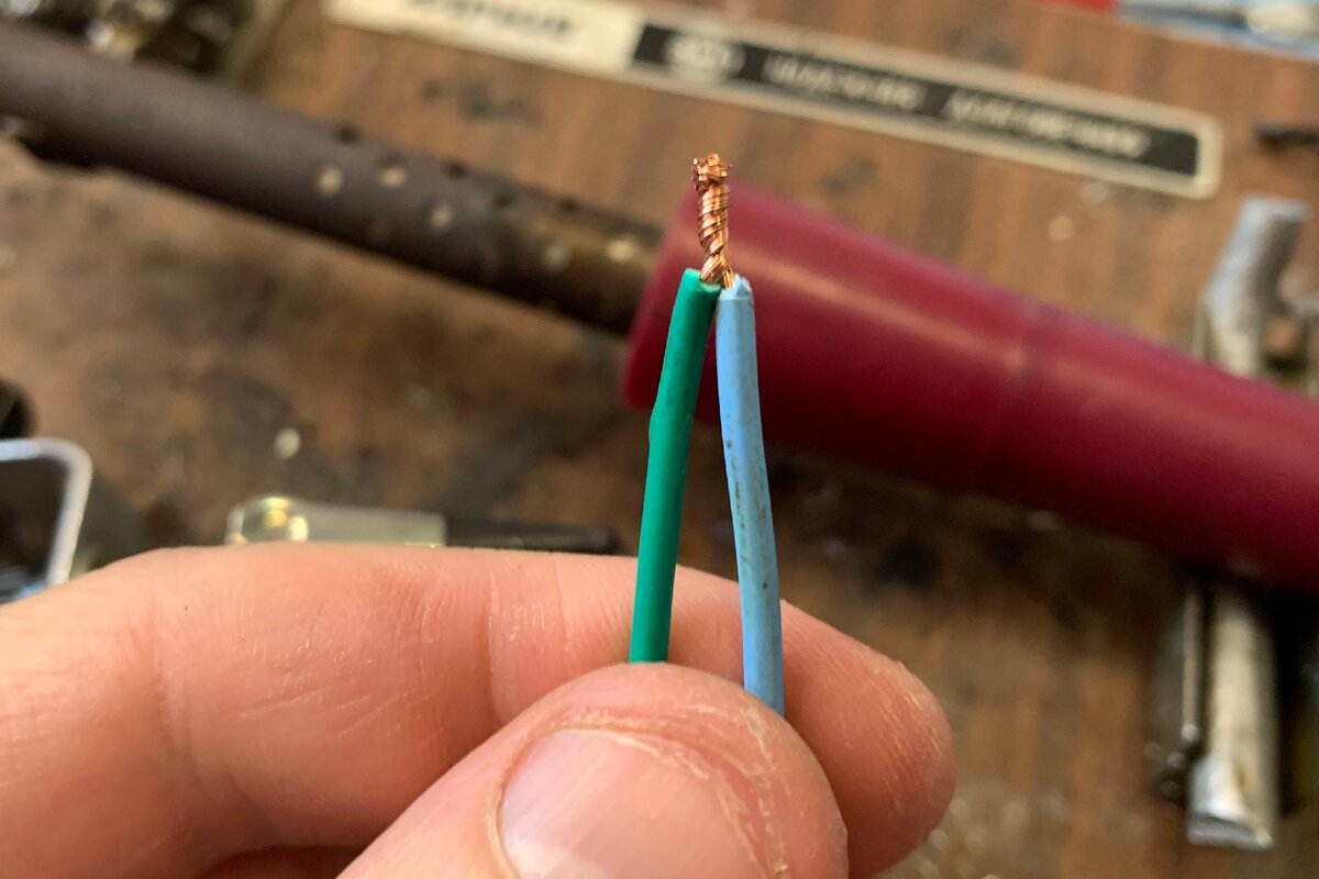 Зачищаем провода и делаем привычную скрутку.