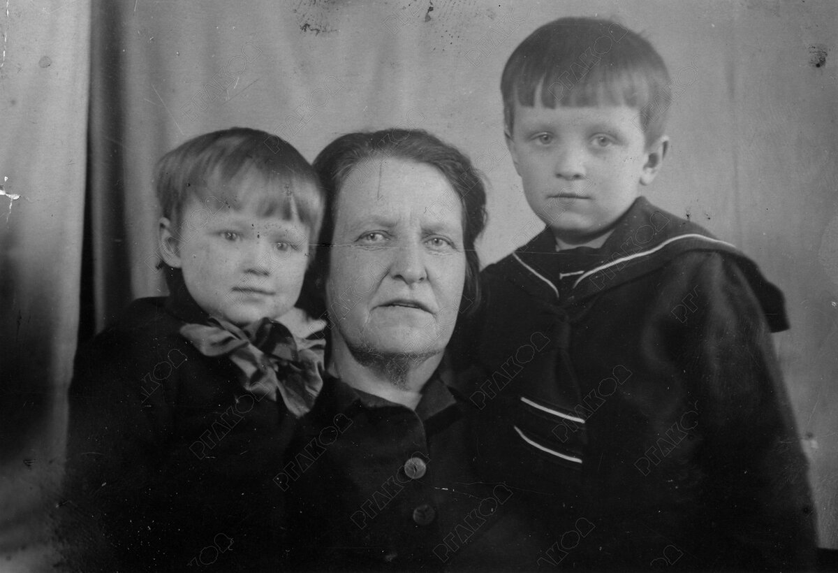 Е.А. Фурцева вместе с матерью М.А. Фурцевой и братом С.А. Фурцевым. Российская империя. Тверская губерния. Вышний Волочек.  1913. Фотограф не установлен. РГАКФД. Арх. № П-2472