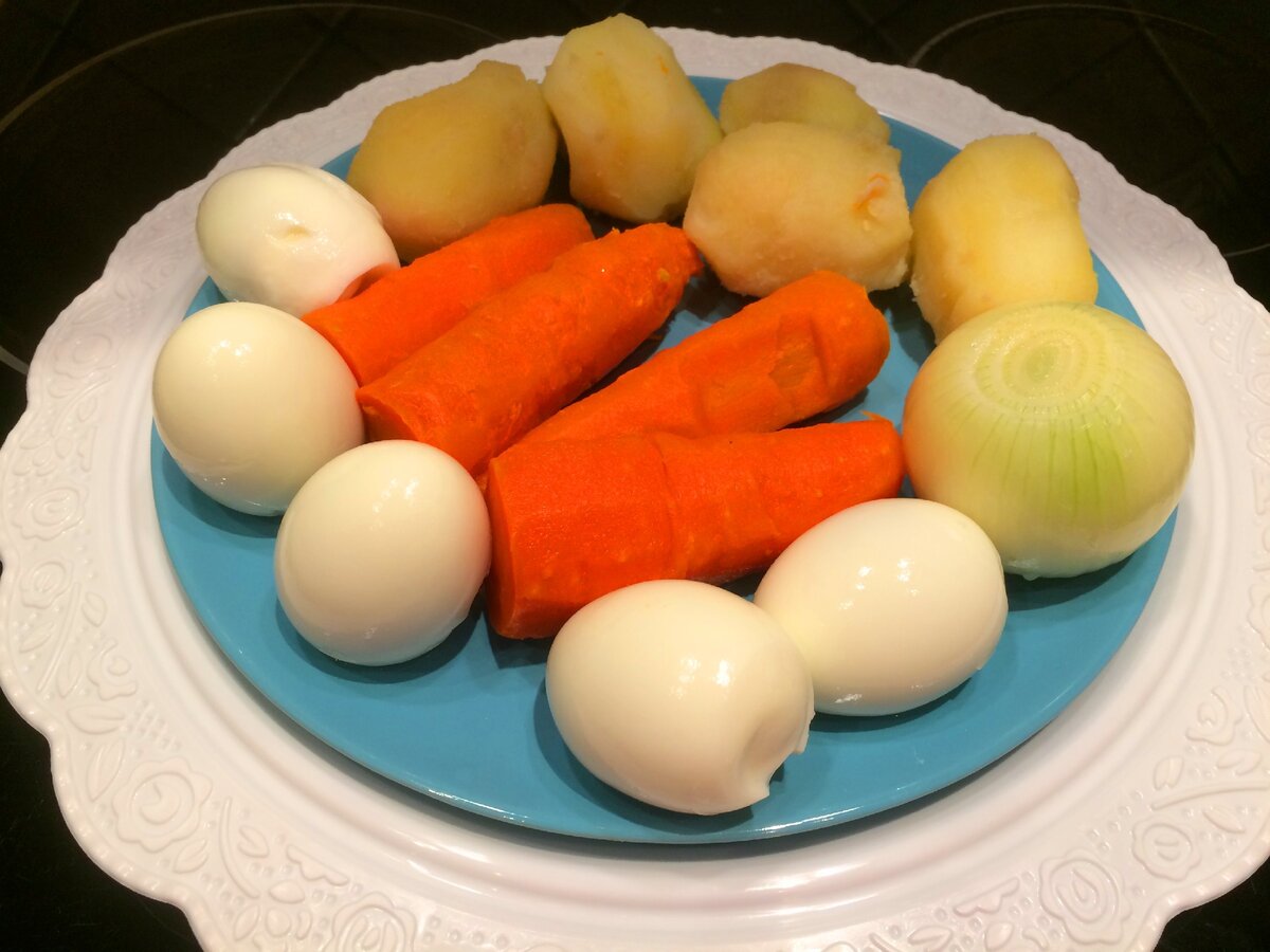 Остывшие овощи, яйца, лук - очищаем