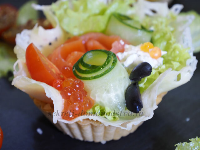 Сырная тарталетка с рыбой и икрой