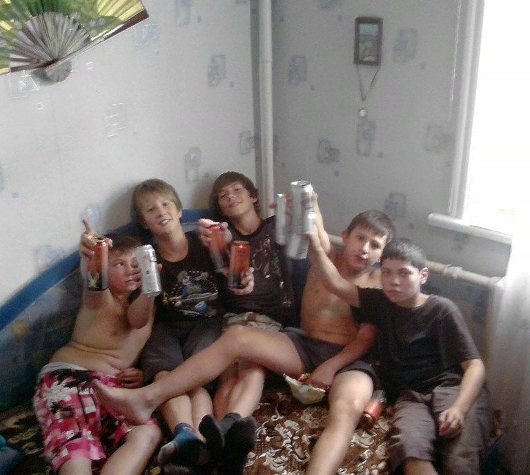 С просторов яндекс картинок интернета Всё вместе приводит к тому , что молодежь деградирует во всём, они превращаются в тех , в кого выгодно превратить их современному капитализму, мутантов дебилов рабов, работай и покупай, всё, но давай остановимся и спросим себя того ли хотели предки для нас ? или всё таки это всё ложь ДЬЯВОЛА ?