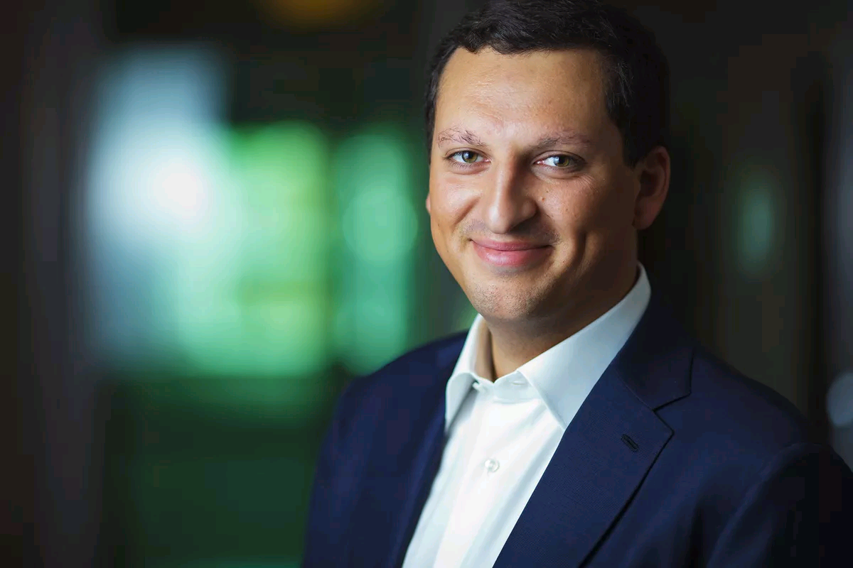 Вы не поверите, ему нравится жить в России за наш с вами счёт! Потому такая радость на лице. Подставил, так подставил!