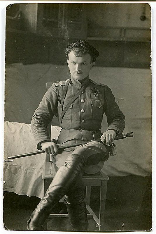 Калмыков поймал вблизи Пограничной шведского или датского подданного, представителя Красного Креста, которого он признал за какого-то большевистского агента. Он повесил его, отобрав у него все деньги, большую сумму в несколько сот тысяч. (с) А.В. Колчак, стенограмма допросов. На фото: И.П. Калмыков. Да, бывало и такое...