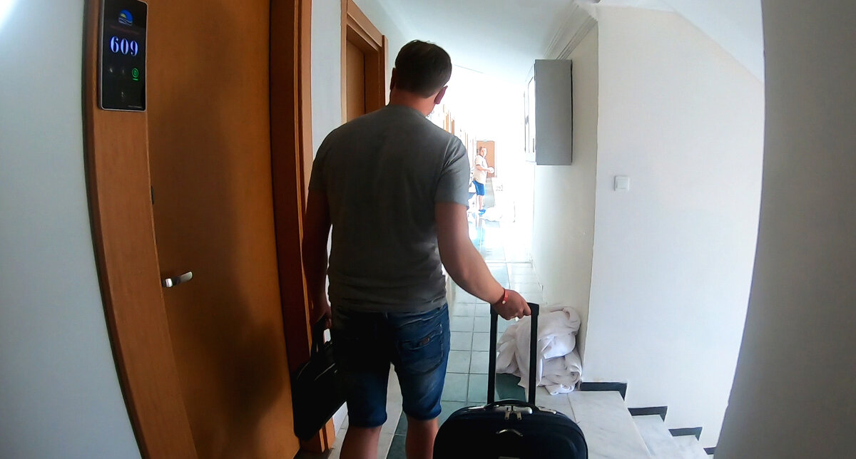 Коридоры очень узкие, но в этом ничего страшного нет. 609 номер, а следующий наш.