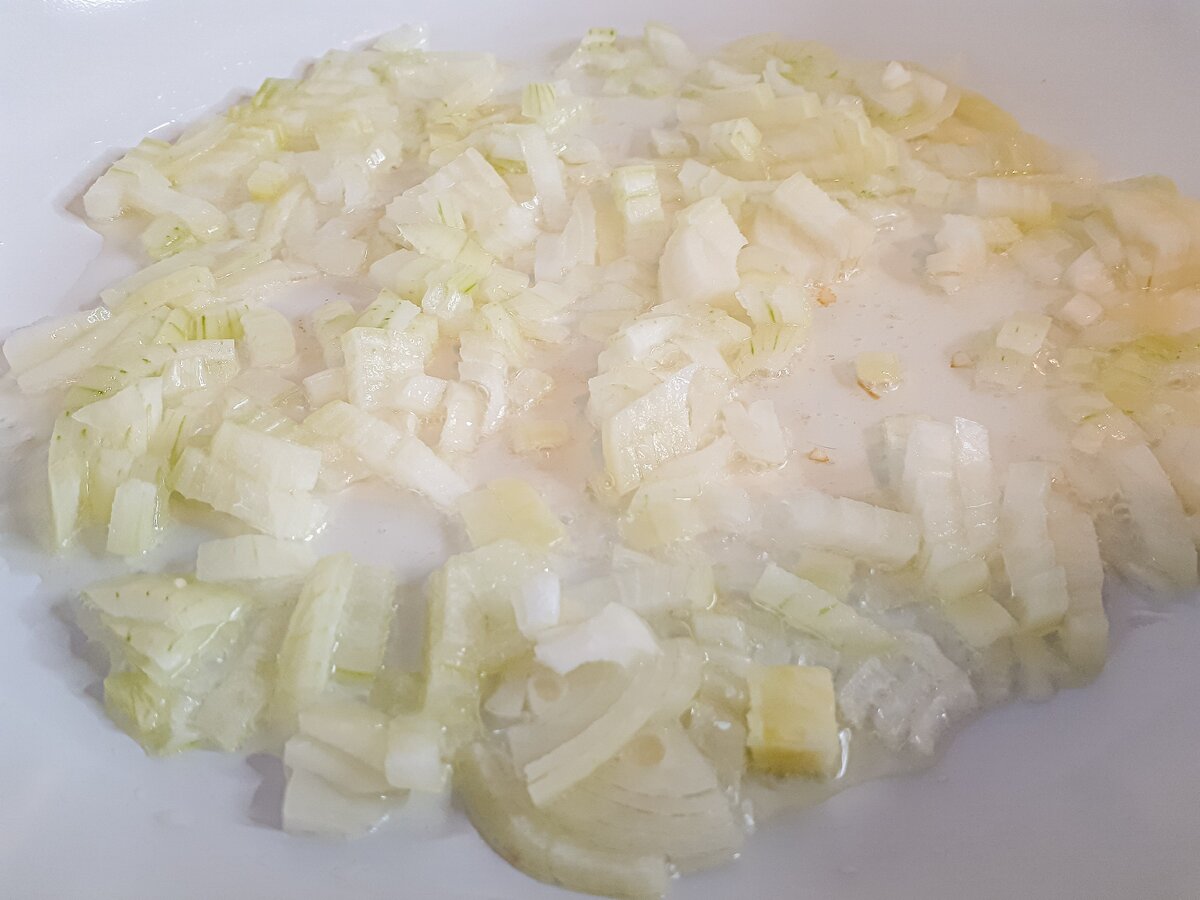 Лук  обжарить на сковороде