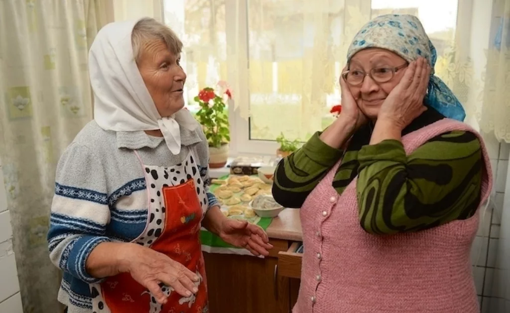Бабушка первой пришла. Старушка в деревне за столом. Деревенская бабушка. Белорусская бабушка. Две старушки в деревне.