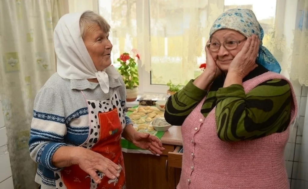 Разговор бабушки. Старушка в деревне за столом. Бабушка из деревни. Белорусская бабушка. Пенсионеры в деревне.