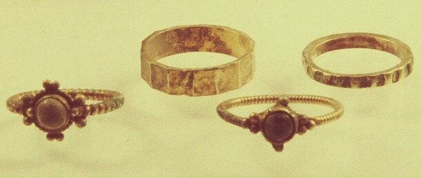 Среди найденных колец два оказались  обручальными