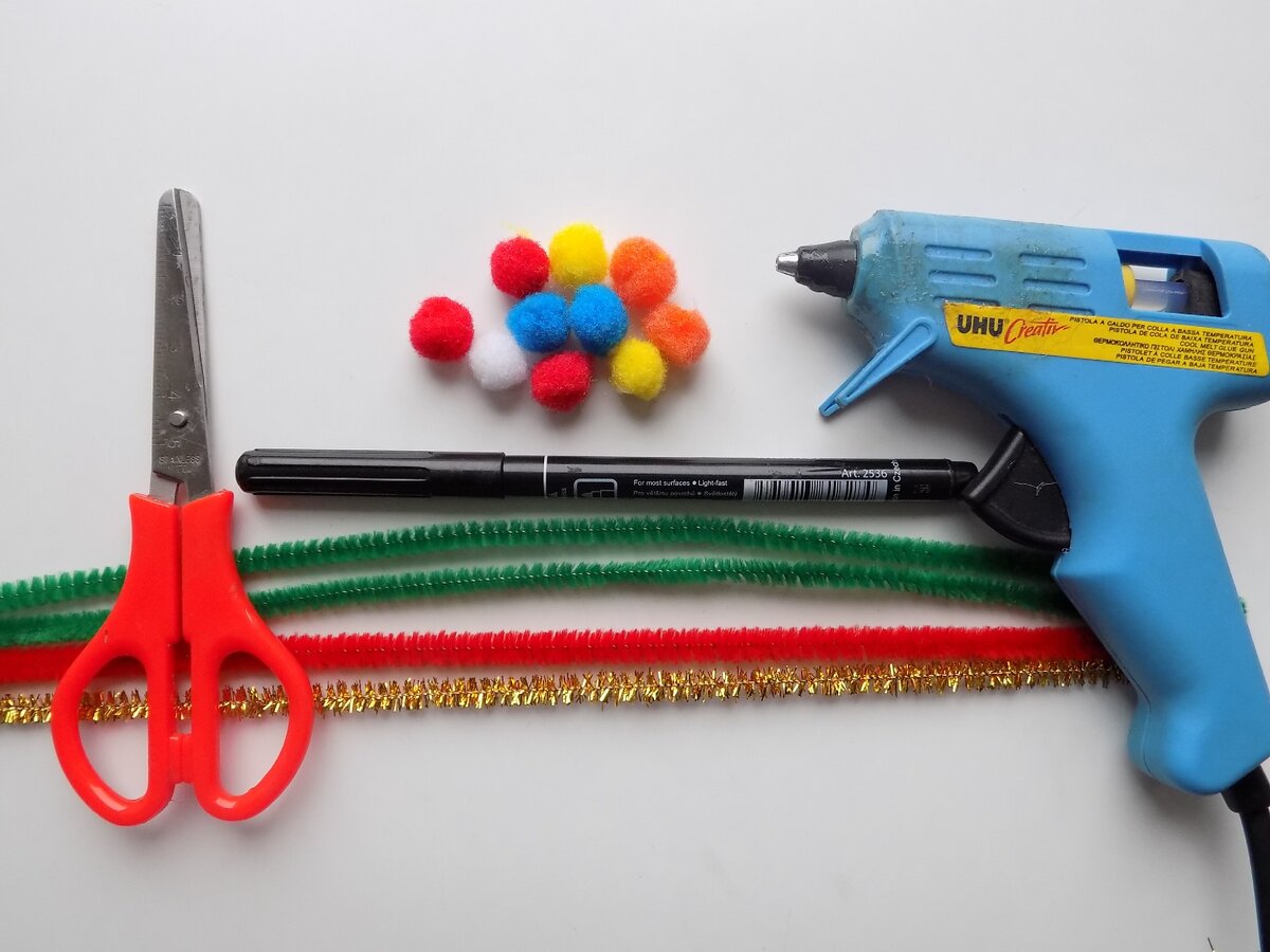 Как сделать новогодний венок из синельной проволоки и помпонов