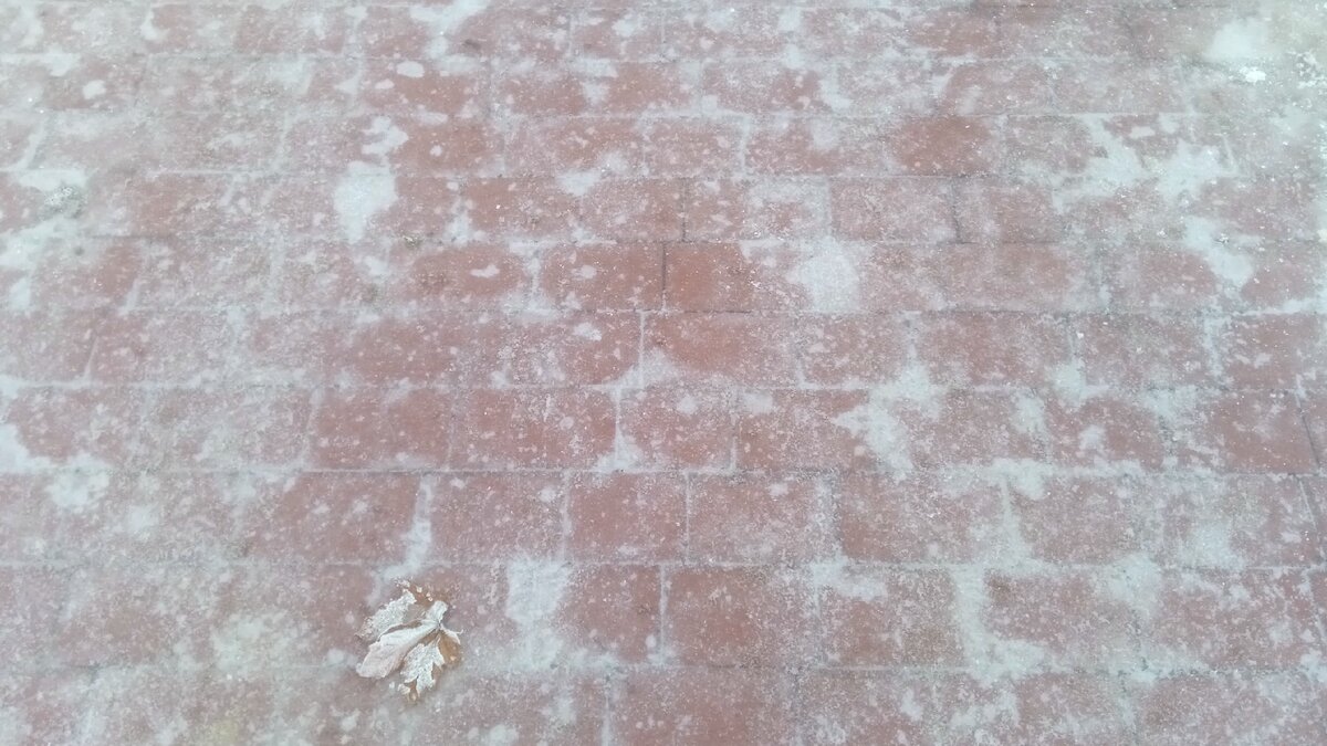 Одна из городских площадей. Песком ничего не посыпано.