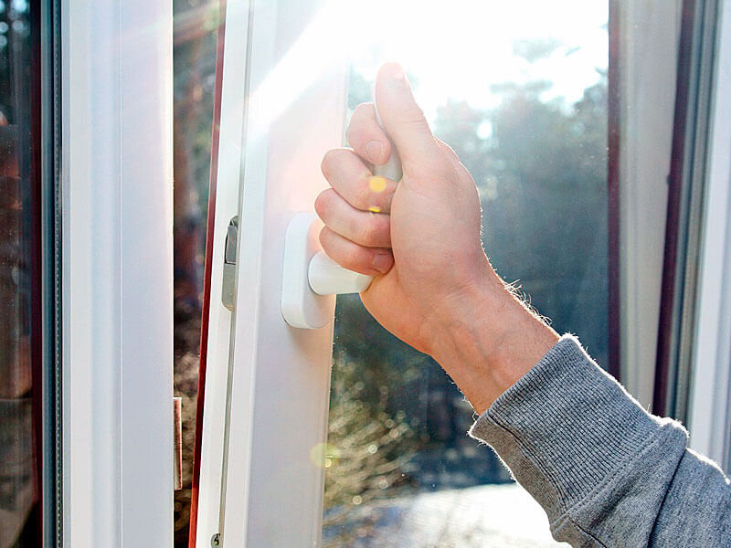 Мужчина открывает пластиковое окно
Фото: klub-masterov.ru