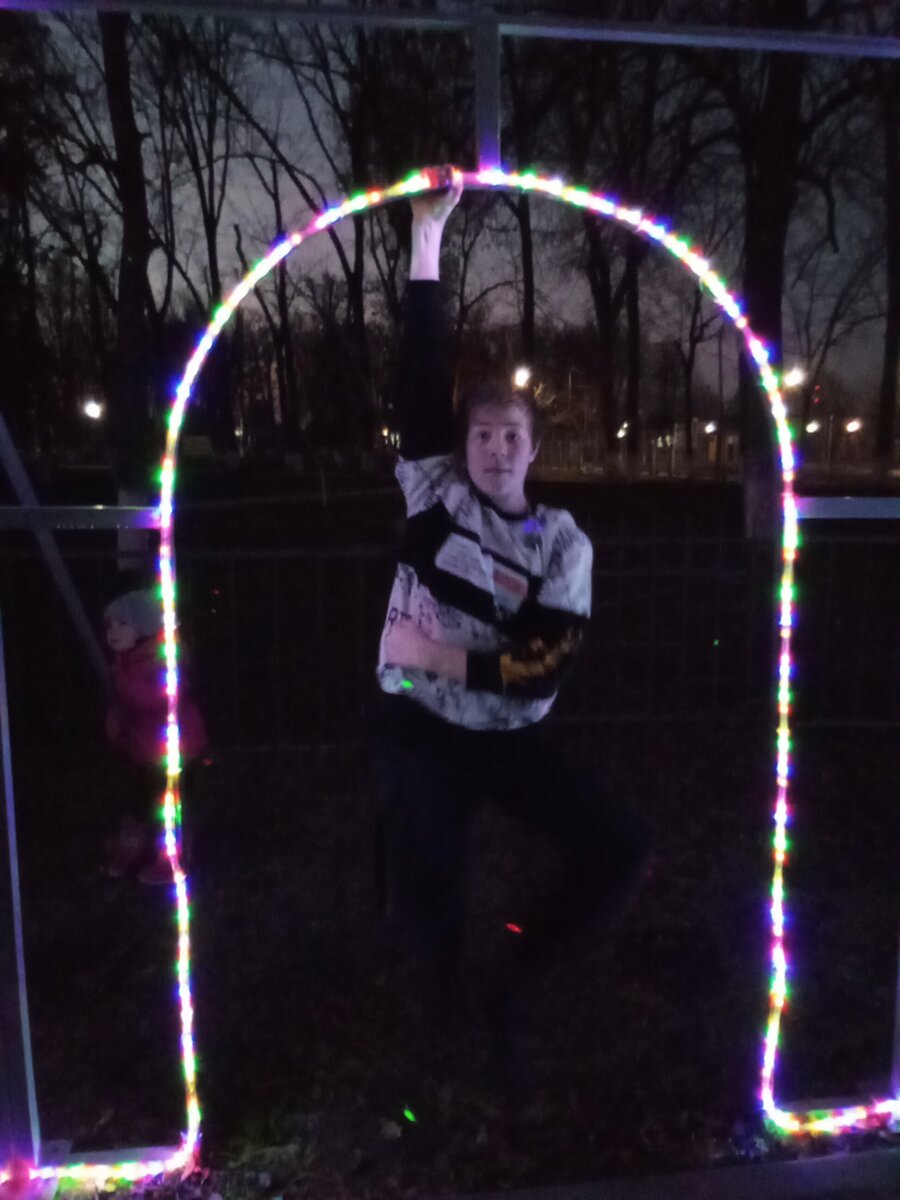 турников не оказалось, но Иван нашёл где подтягиваться