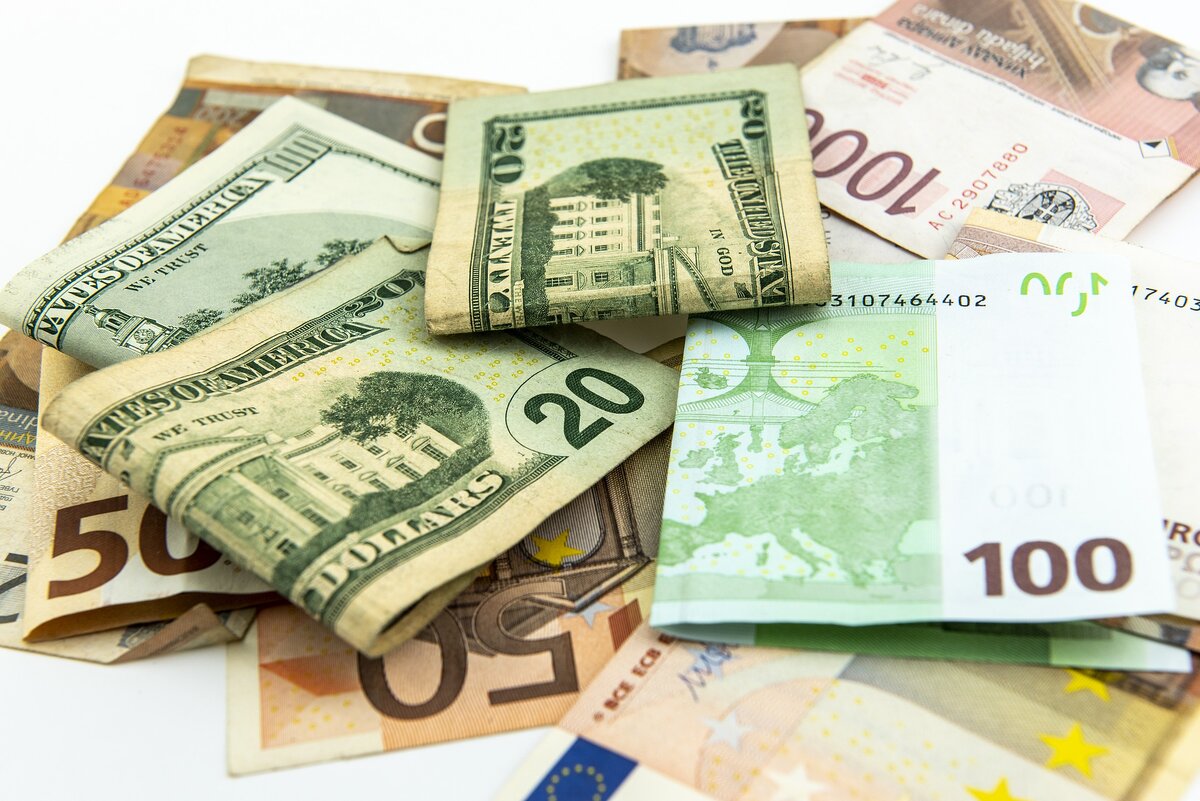 Курс валюты деньги. Доллар и евро. Деньги евро доллары. Валюта доллар евро. Наличные доллары и евро.