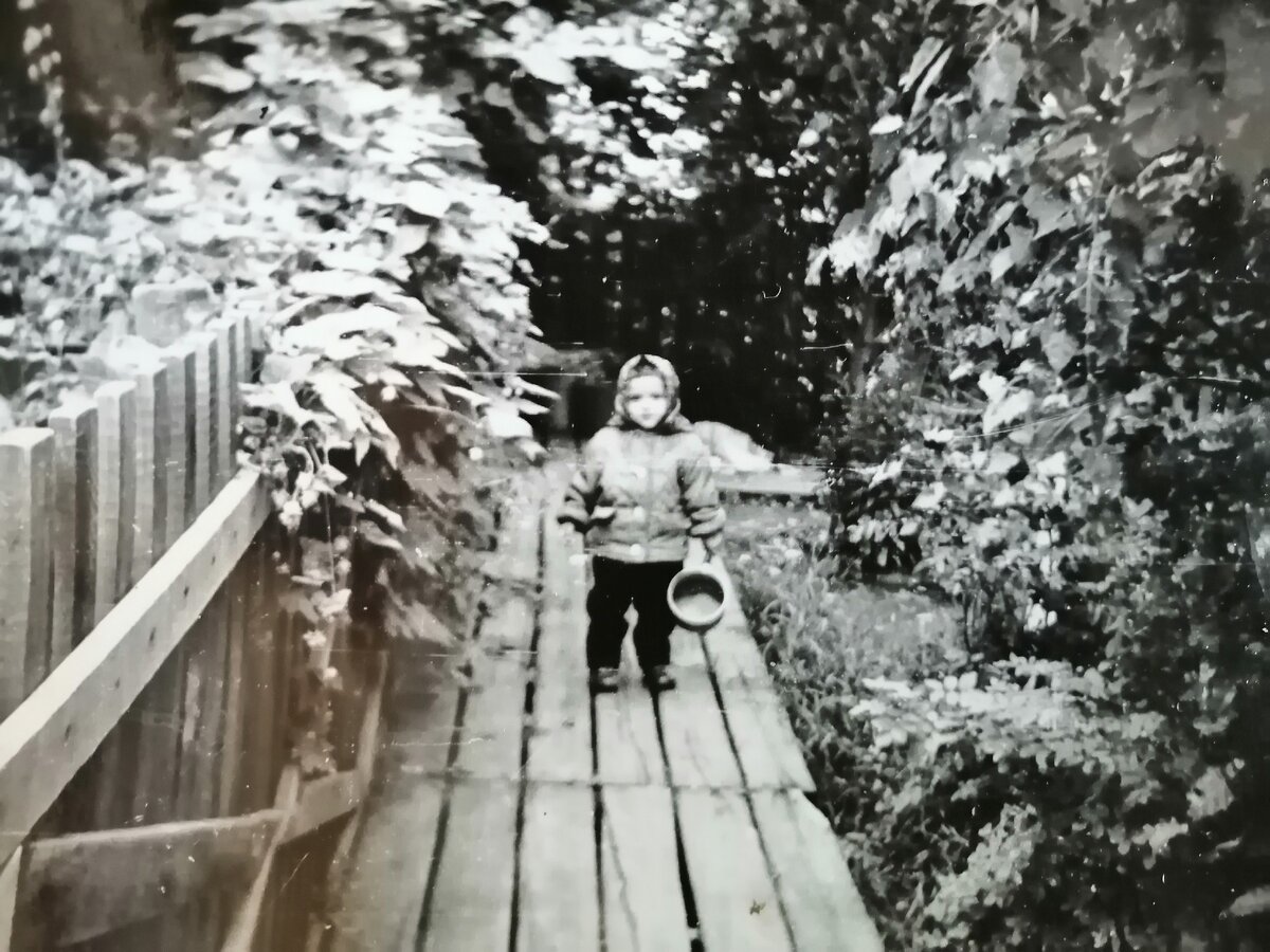 Я маленькая пошла собрать малину. Фото из семейного архива