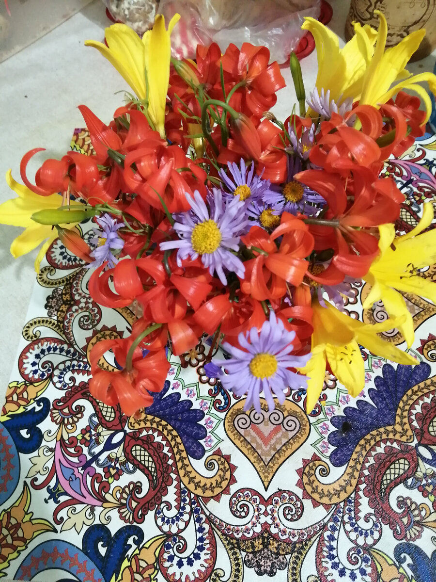 Такие цветы растут в районе нашего участка.. 