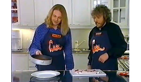 Кадр из т/передачи «Смак», 1994 г. Владимир Пресняков-мл. готовит манник.