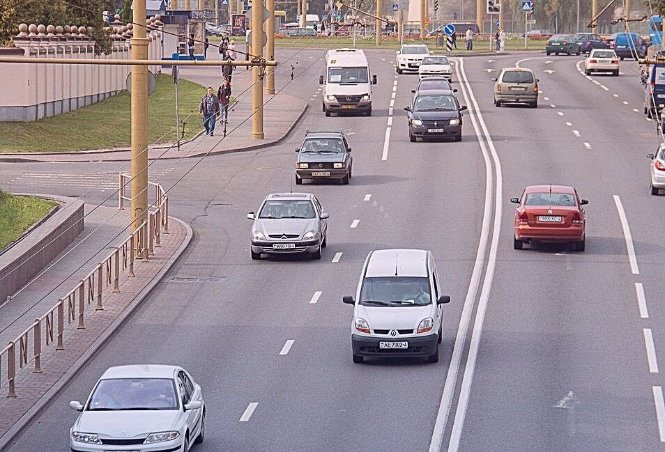 Не все включают фары, если смотреть в потоке