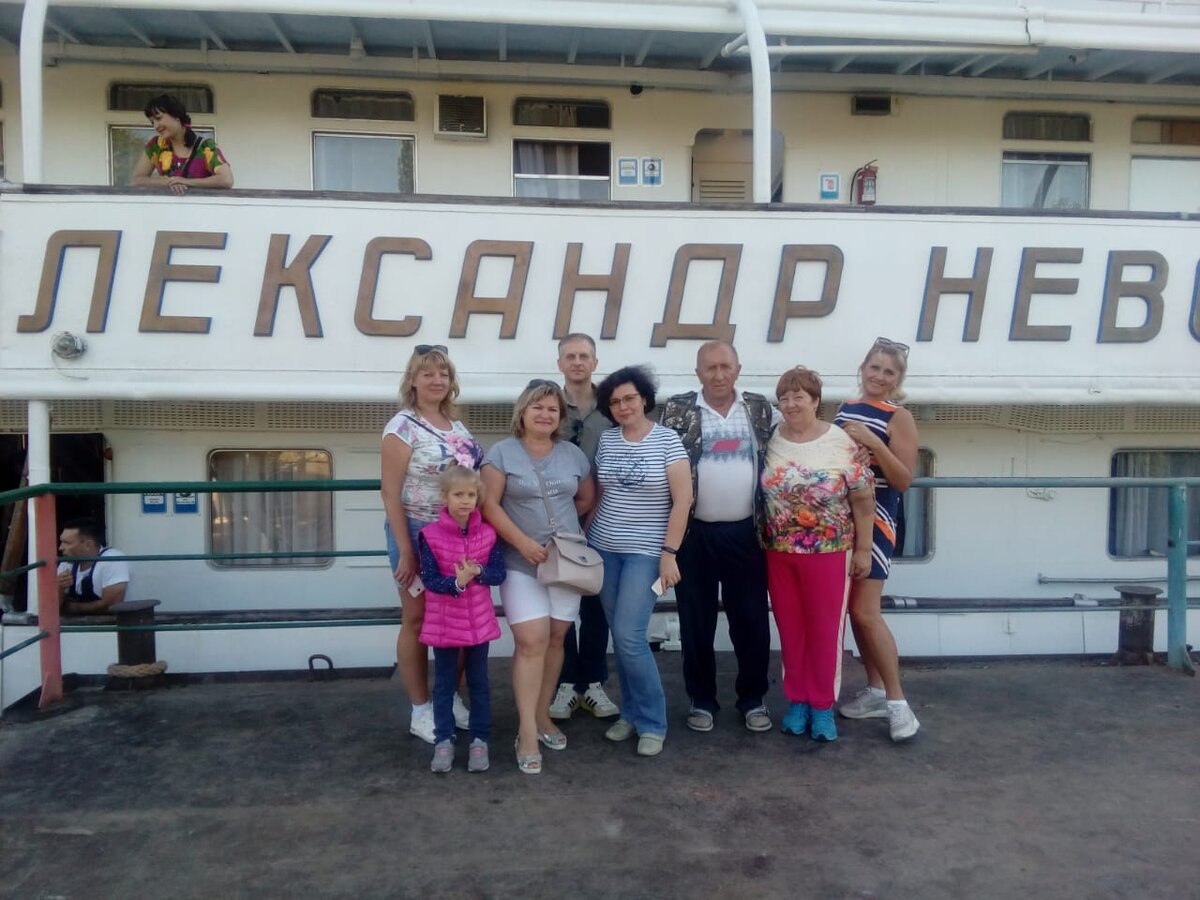 Провожающие, отплывающие. Я вторая справа