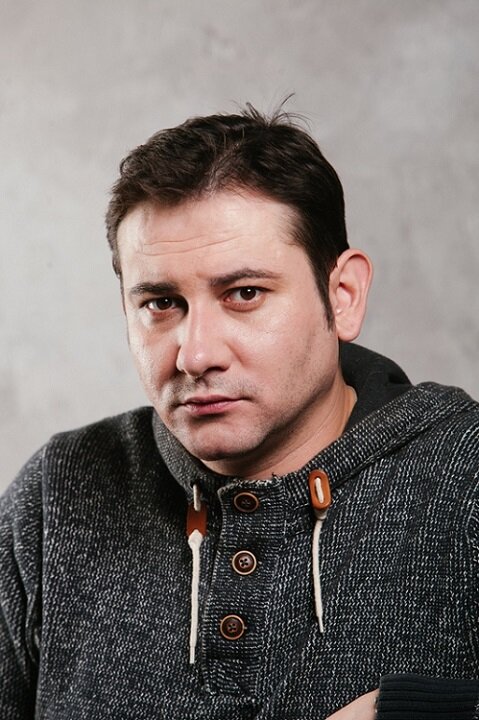 Александр Серов, актёр. 
Источник: https://www.kino-teatr.ru/kino/acter/m/ros/6404/foto/572898/