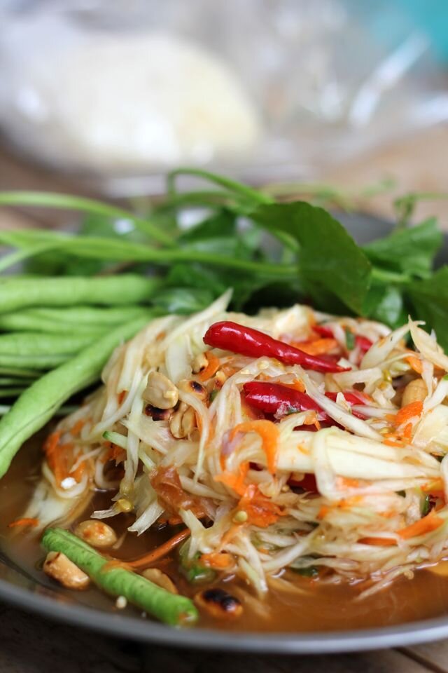 Самый тайский сом там ส้มตำ, это лаосский там сом  ຕໍາສົ້ມ.