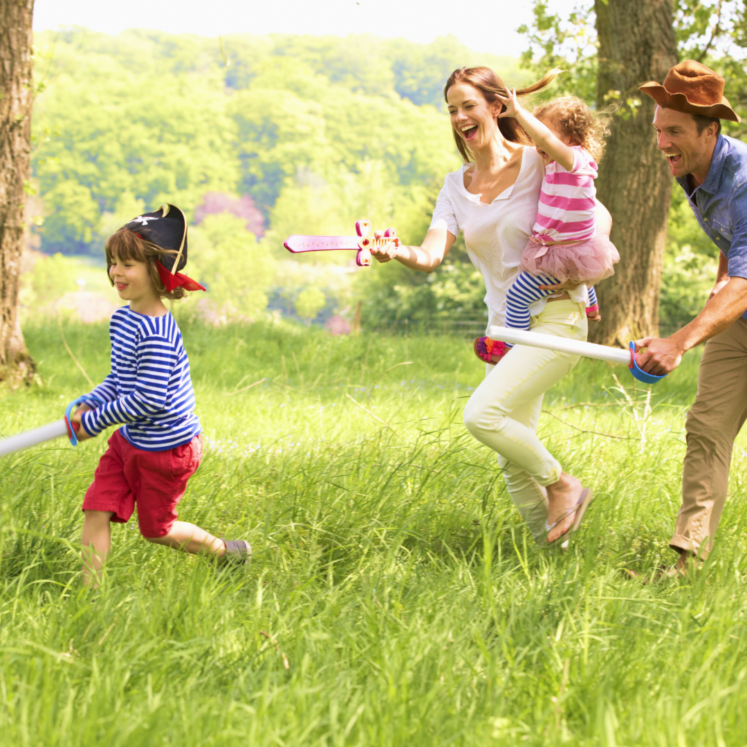 Домашние развлечения. Дети и природа. Лето игры на свежем воздухе. Прогулка на природе. Семейный досуг на природе.