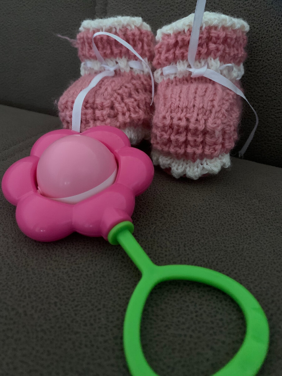 Дети не знают что их ждёт с рождением младшего брата/сестры. Такая неизвестно вызывает тревогу у малыша. Хорошо, когда родители много рассказывают правды о том, что ждёт ребенка в будущем, это его успокоит.