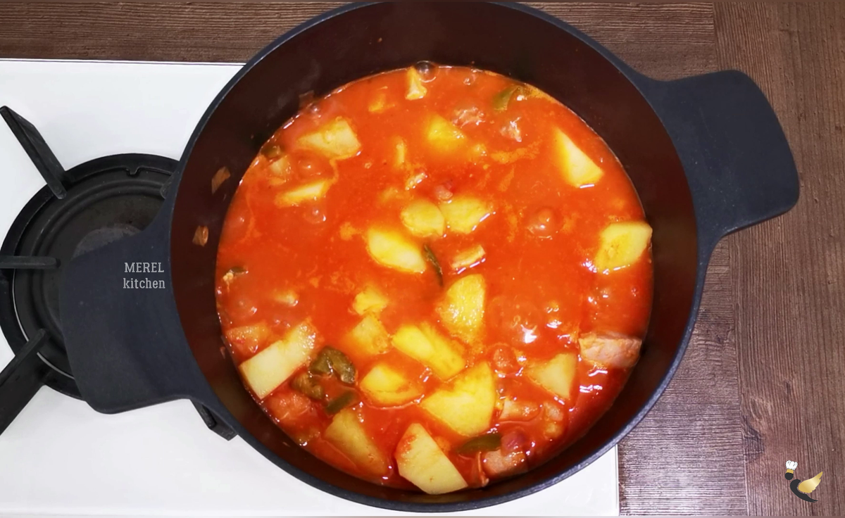 Густой испанский суп. Испанский холодный суп. Супы в испании. Испанский суп с охотничьими колбасками. Мадридский суп.