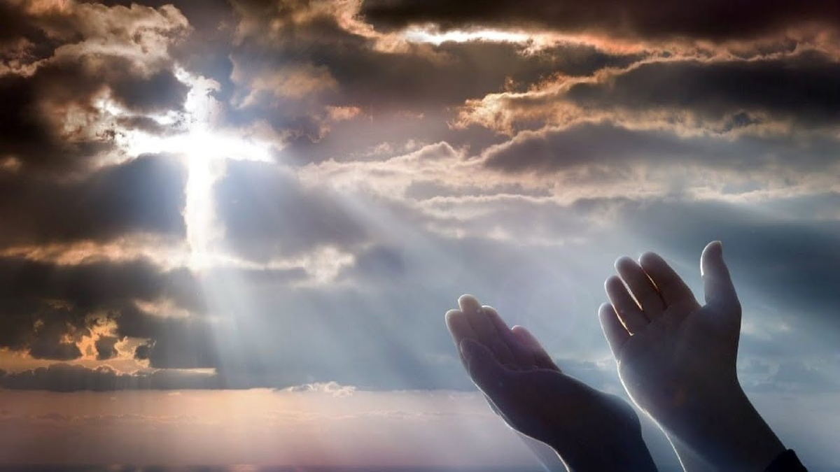 Свет с небес 1 том. Бог в небе. Радость во Христе. Человек молится Богу. Руки обращенные к Богу.