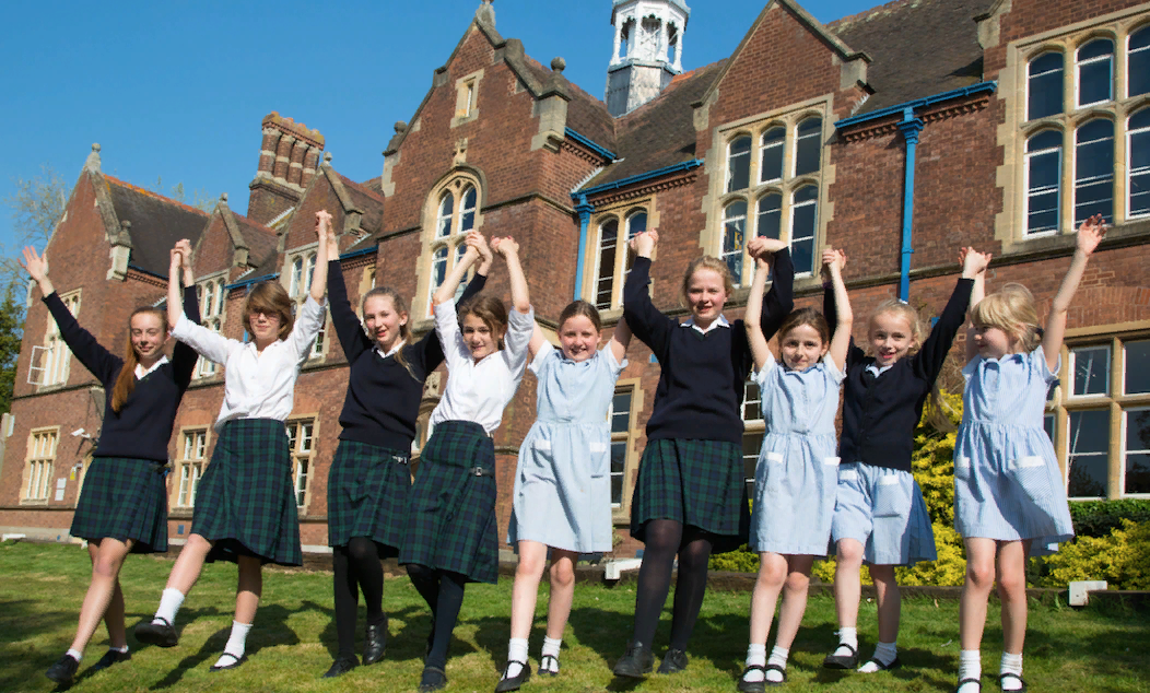 State school in britain. Private School школа Великобритании. Праймари скул в Англии. Школа Ламбрук в Англии. Хамптон Хилл Великобритания школа.