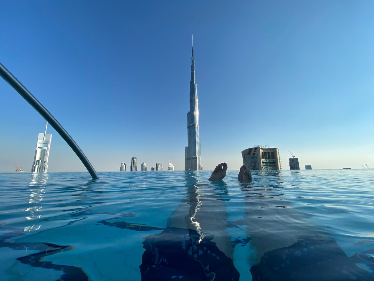 Какое море в дубае в оаэ. Отель Бурдж Халифа Дубай. Отель в Дубае с видом на Бурдж Халифа. Око Дубая пляж. Аура пул Дубай.