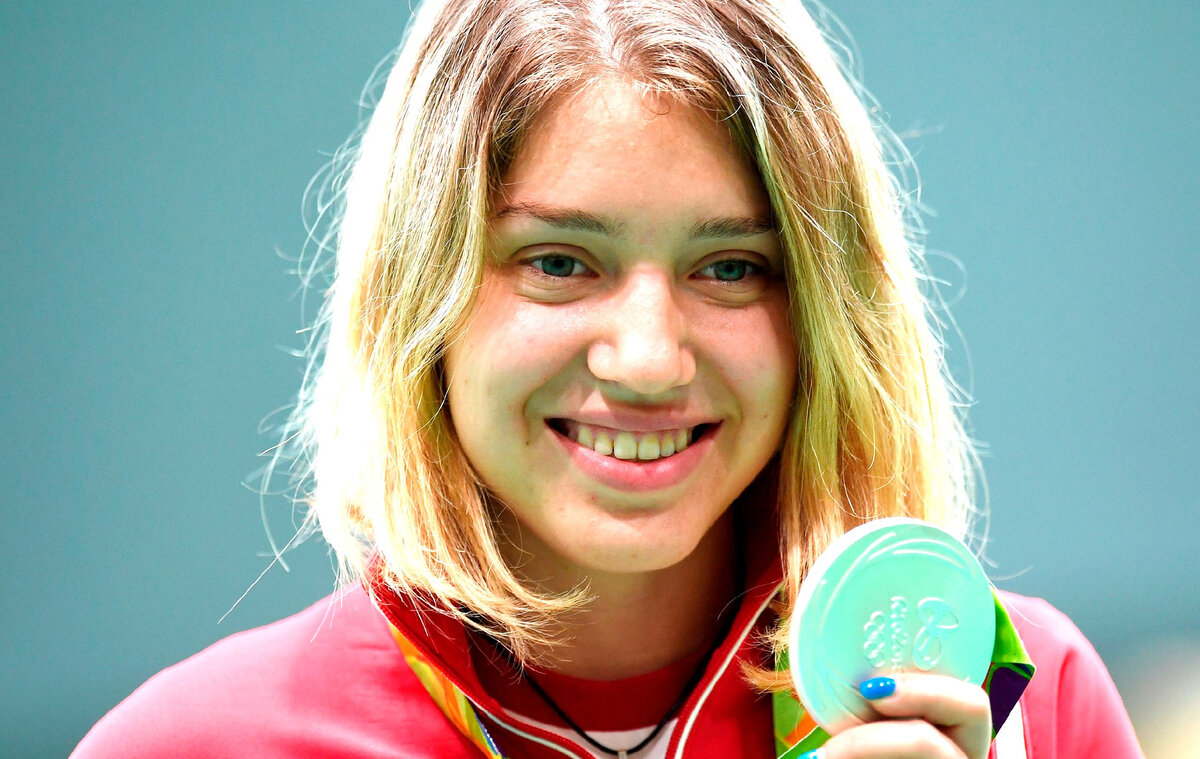 Виталине всего 24 года, но она уже солидно титулованная спортсменка. Свою первую бронзовую медаль в стрельбе из пневматического пистолета она завоевала в 2014 году на чемпионате Европы среди юниоров.