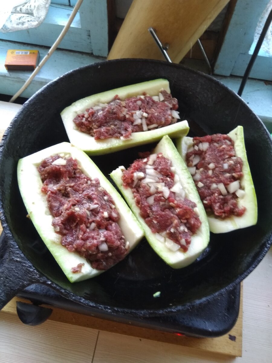 Фото автора. Дачный колорит, у меня там глубокая чугунная тяжеленная сковорода.