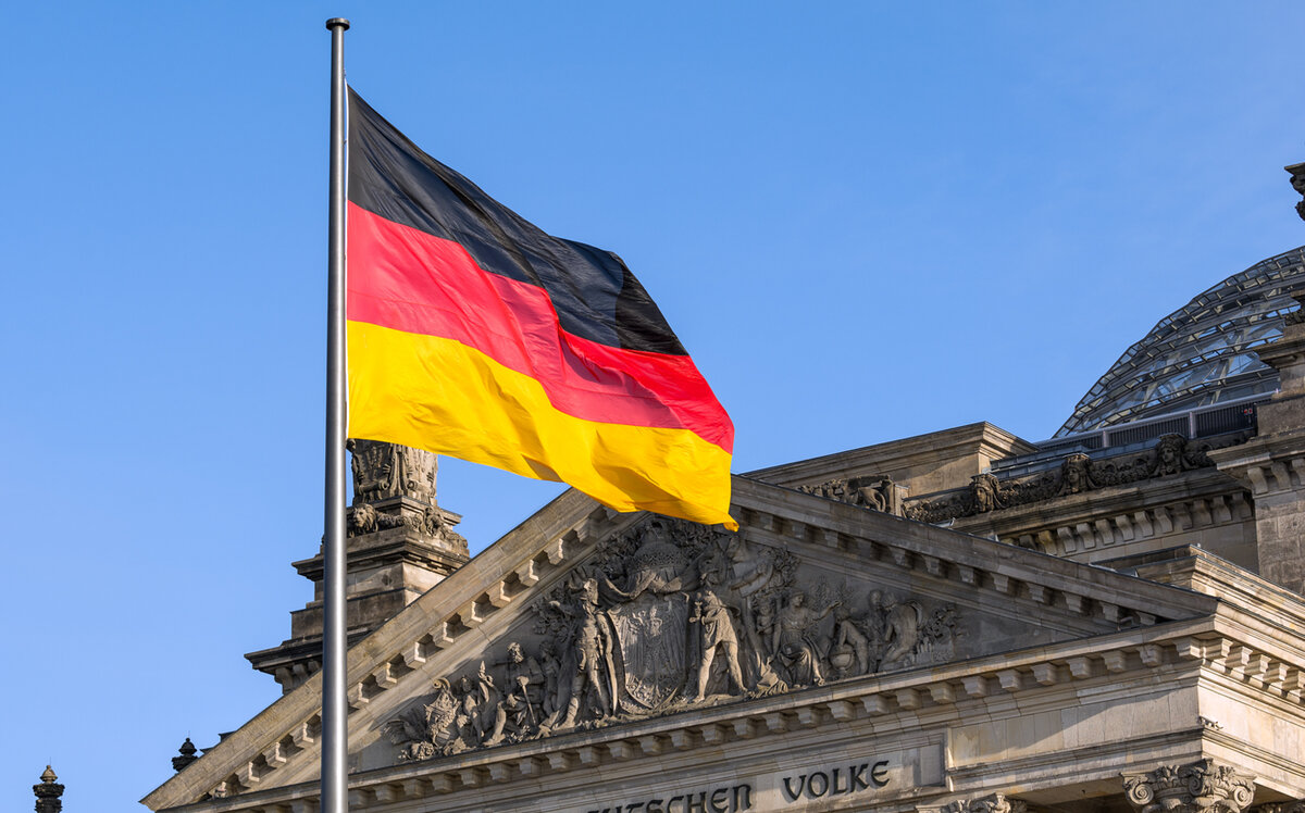 Флаг Германии над Рейхстагом. Источник: istockphoto.com/ru