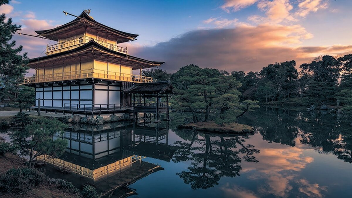 Храм Кинкакудзи в Японии более известен как Золотой павильон. Это уникальный храм, который расположен в старинном японском городе Киото.