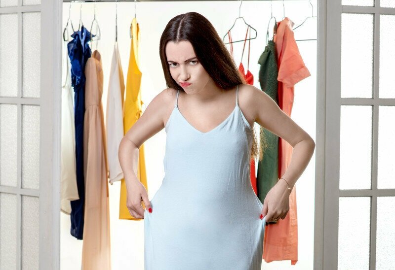 Многим женщинам знакома проблема, что им «совершенно нечего надеть», и это при том, что шкаф ломится от одежды. Происходит это по той причине, что мы часто храним вещи, которые уже не носим.-2