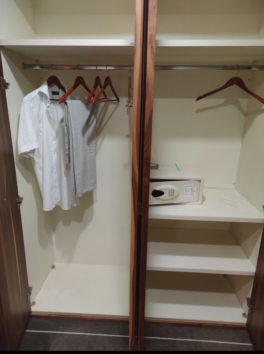 Шкаф со встроенный сейфом