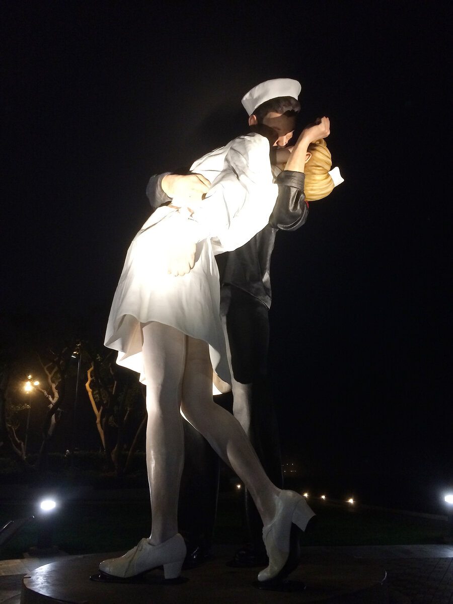 Фото автора. Ночной Сан-Диего. «Безоговорочная капитуляция» или «Обнимая мир»