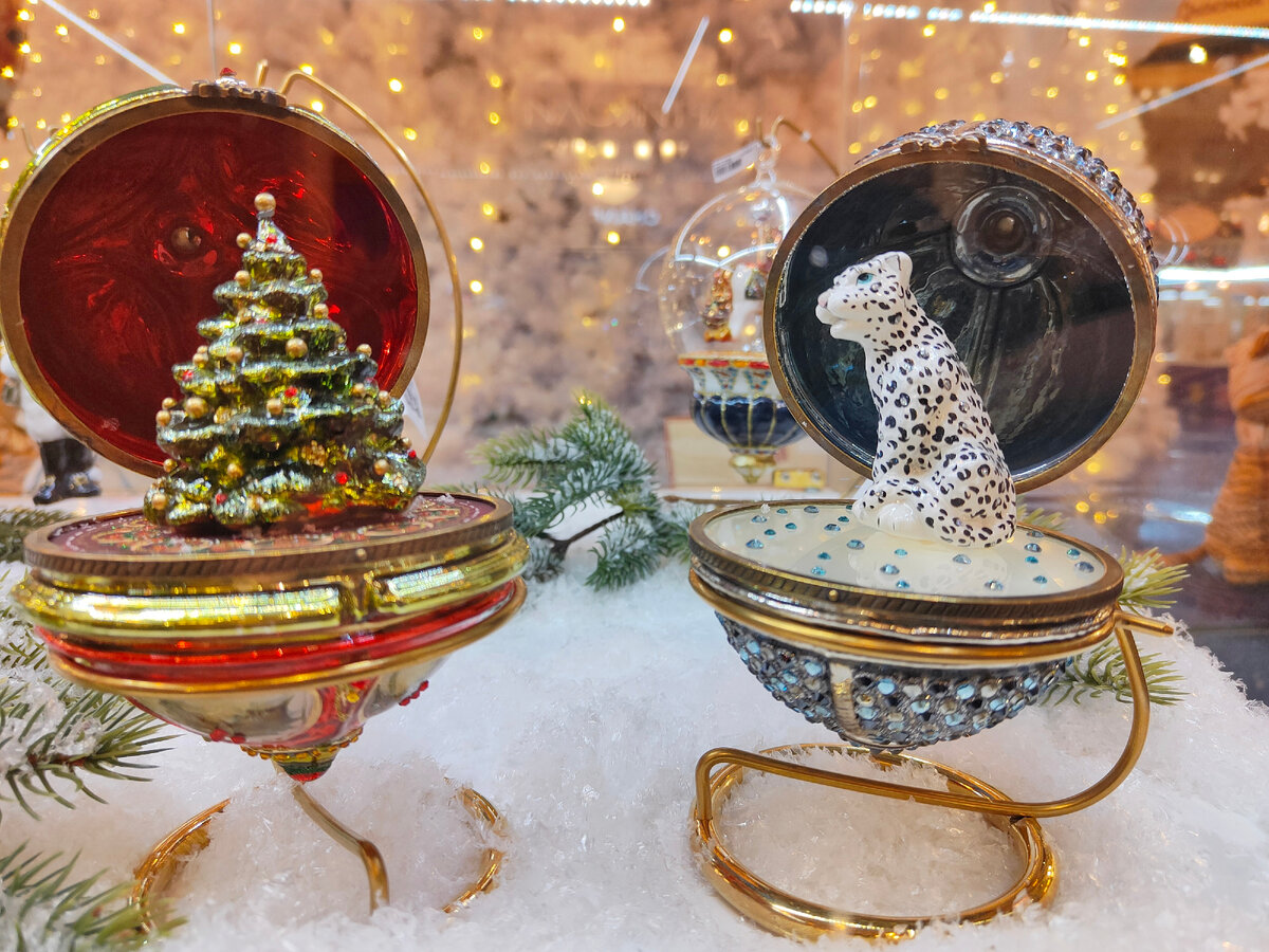 Роскошный новый год. Золотистый блестящий фон. Роскошная новогодняя елка. Новогоднее убранство стола. Новый год роскошь.