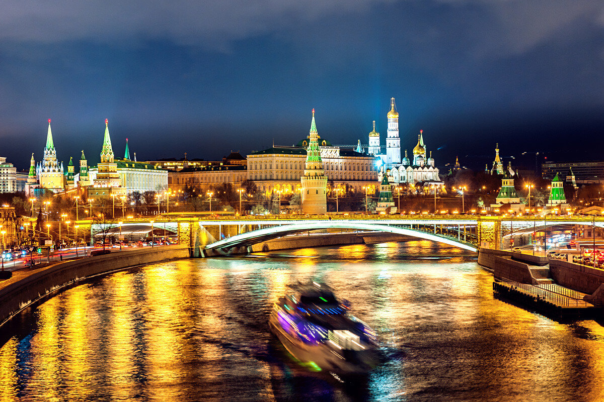 Покажи время москву. Вид на Кремль с Москва реки. Ночная Москва. Россия ночью. Ночь в зимней Москве.