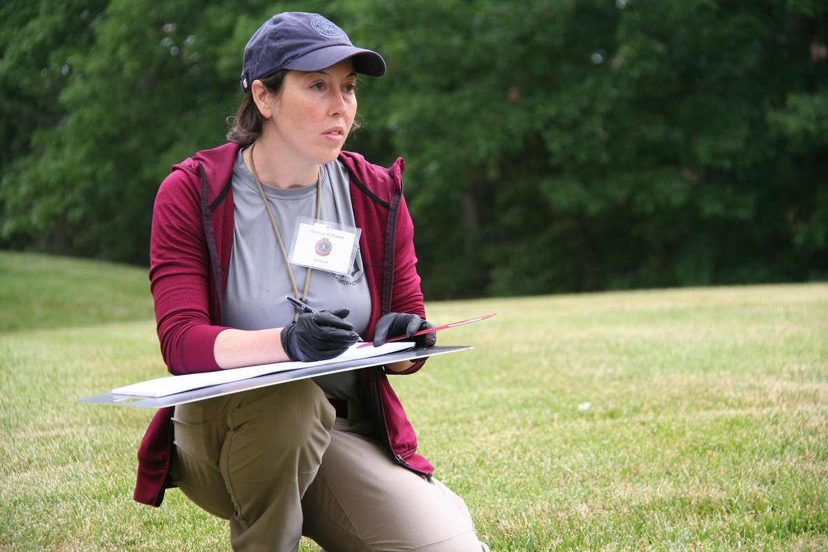 Студент ФБР практикует зарисовку места преступления в полевых условиях