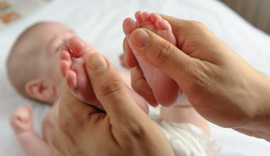 Bebek masajı nasıl yapılır | Masaj, bebeğin sağlıklı zihinsel ve fiziksel gelişimi için vazgeçilmezdir. Bağışıklığı güçlendirmek, kas gelişimini desteklemek ve stresi azaltmak için bebeğinize masaj yapın. Masaj, bebeğinizle bağ kurmanın ve birbirinizle rahat bir ortam yaratmanın harika bir yoludur. 
Bebek masajı nasıl yapılır
Nasıl ve ne zaman masaj yapacağınızı öğrenin ve masajınızdan en iyi şekilde yararlanın.

Etkili bir bebek masajı yapın