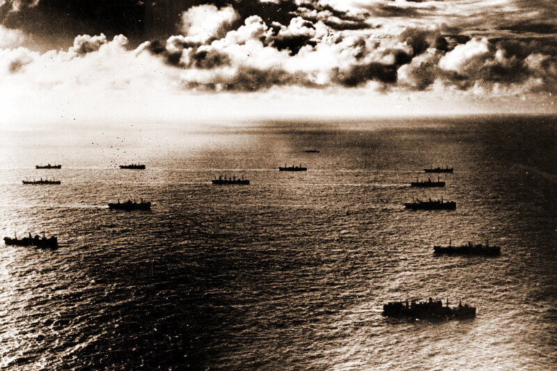 Суда союзного конвоя. В отдалении виден корабль сопровождения
(www.bbc.co.uk)