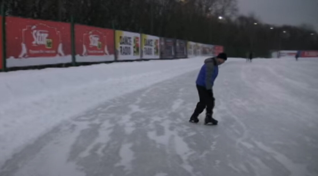 На обычных коньках.