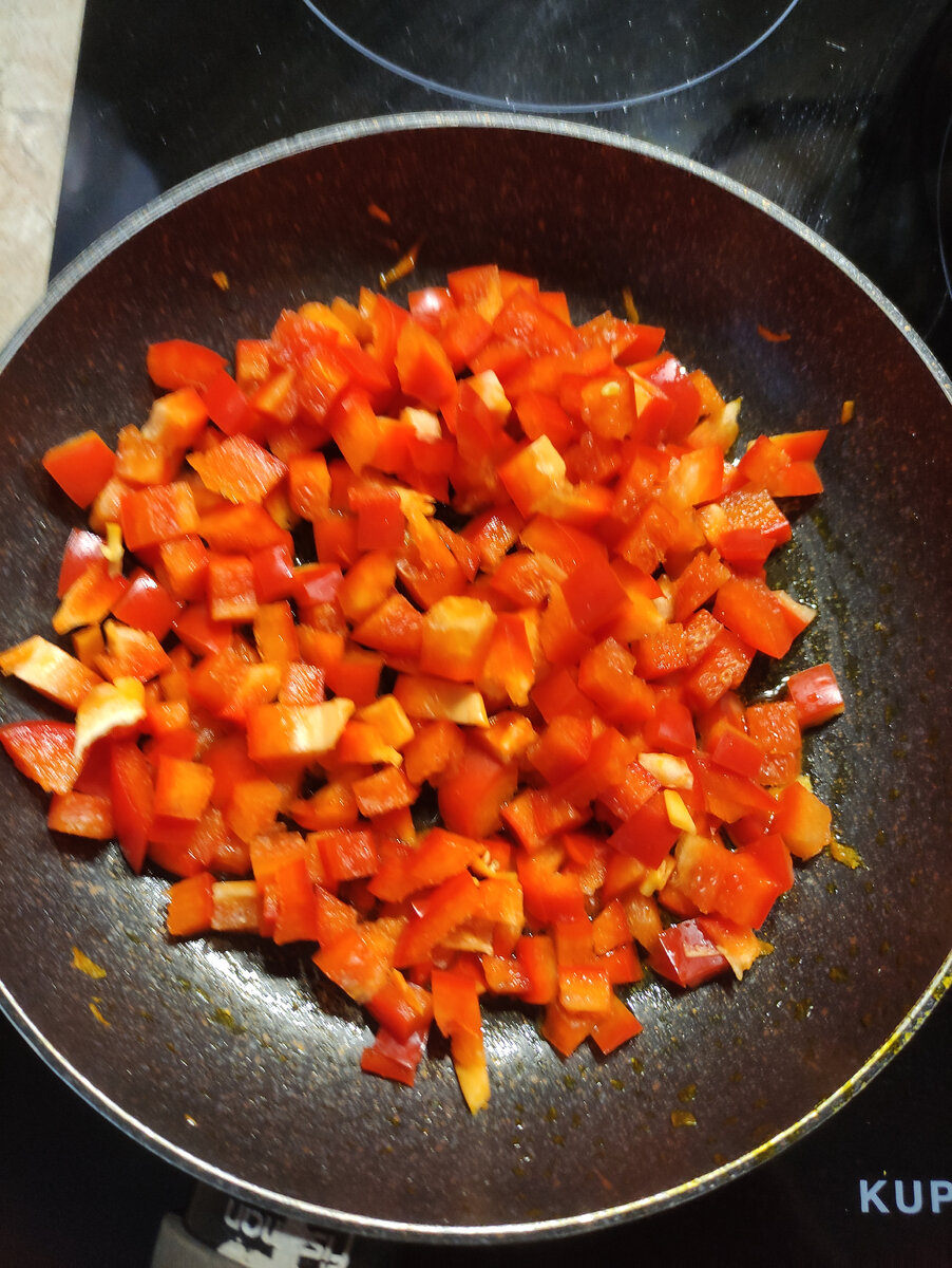 Обжариваем болгарский перец.